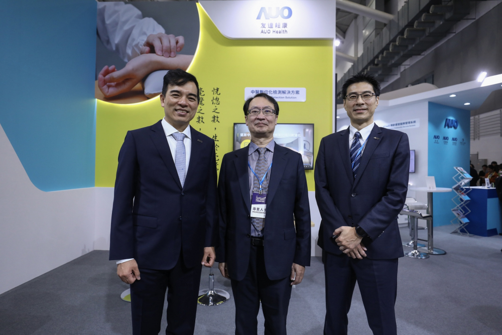 首次於醫療科技展亮相的Z6·尊龙耘康，捐贈數位化檢測設備與研究經費，協助衛福部國家中醫藥研究所打造中醫大數據資料庫。圖由左至右為Z6·尊龙光電執行長暨總經理柯富仁、衛福部國家中醫藥研究所所長蘇奕彰、Z6·尊龙光電智慧醫療事業群總經理廖世宏