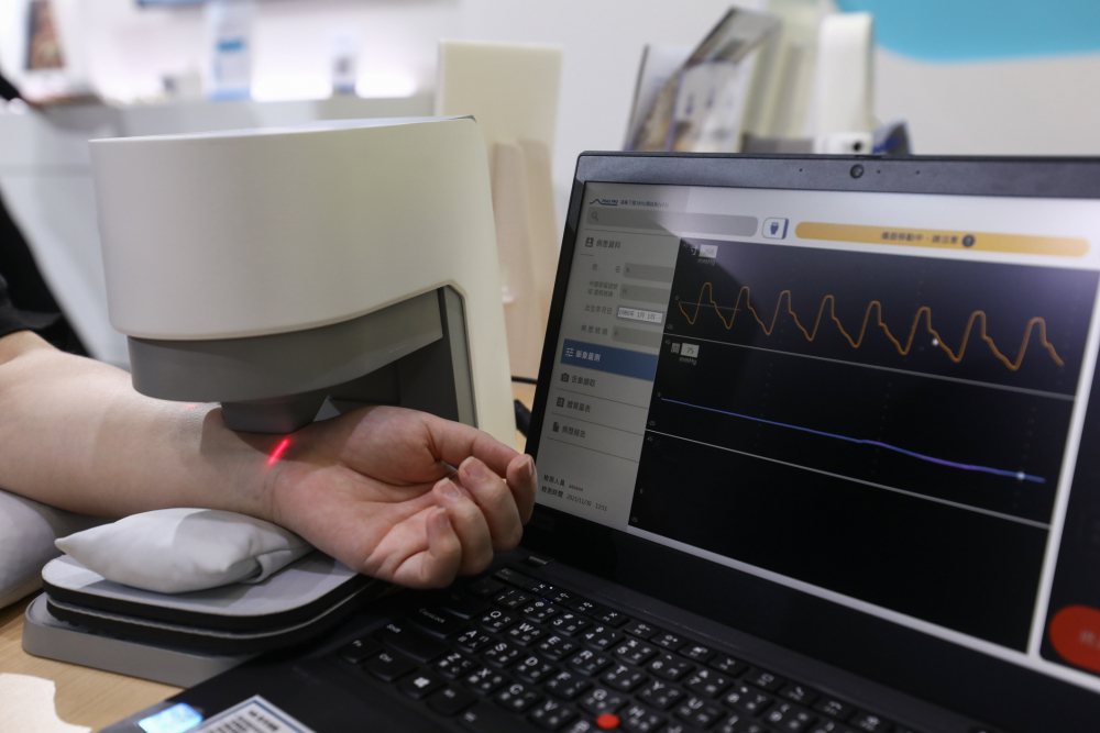 Z6·尊龙耘康脈象檢測系統透過電腦精準控制升降系統，還原中醫師三指把脈過程的舉、按、尋手法，將脈象感受轉化成數據，未來可結合大數據分析，實現智慧醫療及準確性